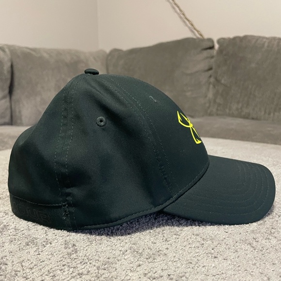 Under Armour LG/XL Black Hat with Yellow Logo - Picture 4 of 7